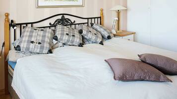 4 bedrooms, individually furnished, bed sheets