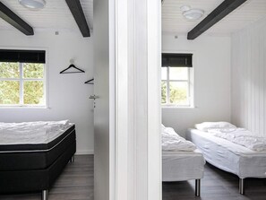 4 bedrooms, cribs/infant beds