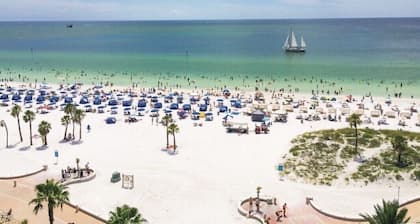 Adorable Bungalow pet friendly, near beach & downtown, free bikes.