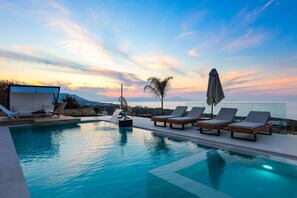 A heated pool - Mageia Twin Villas & Sports Facilities by etouri (Rethymno)