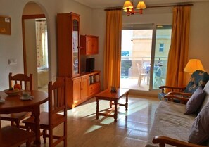 Televisie, een dvd-speler en een stereo