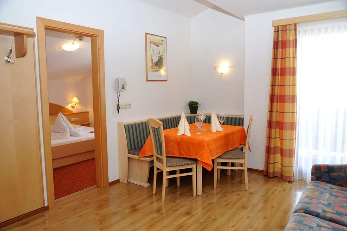 Suite (D) | Desk, soundproofing, WiFi (free)