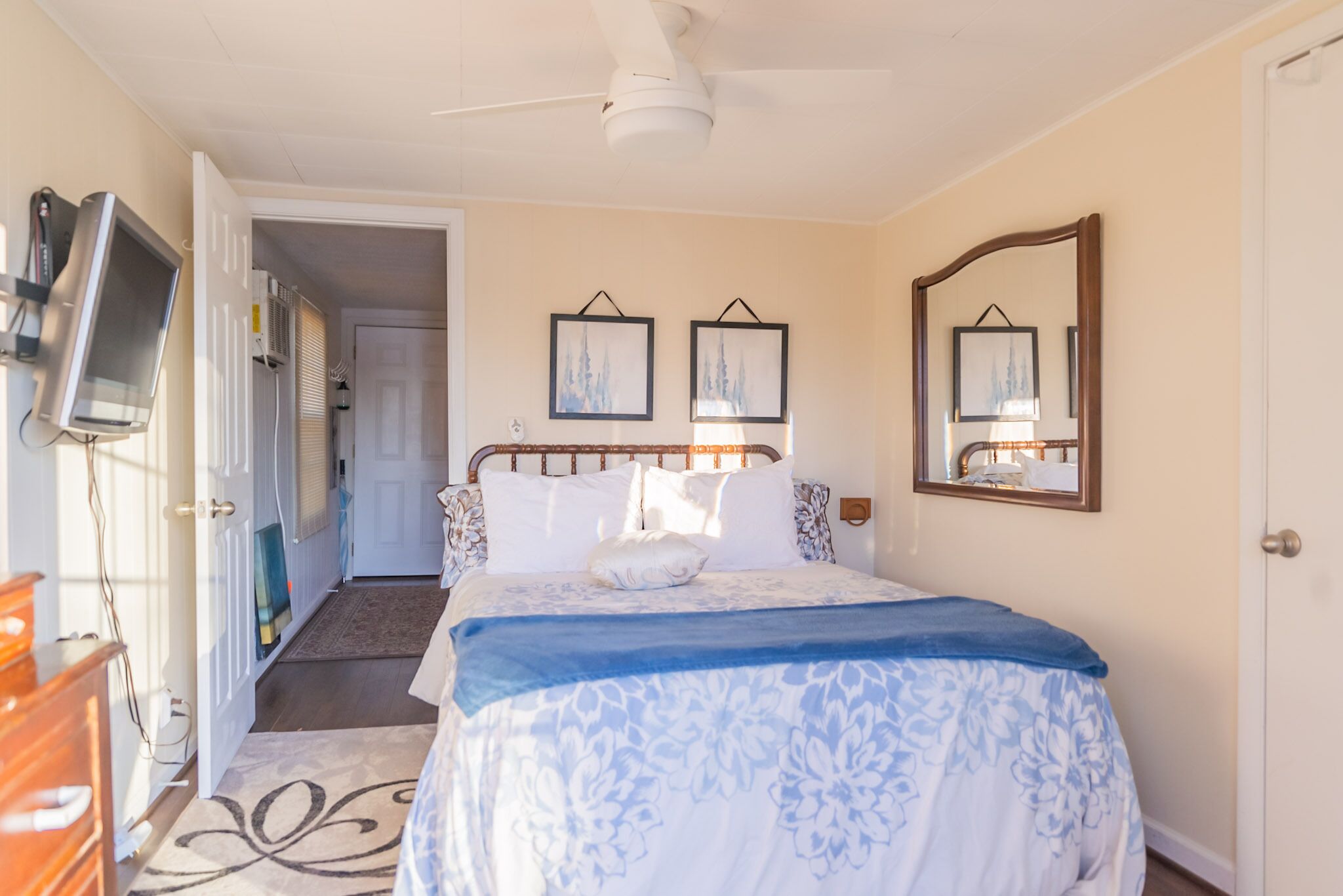 Camp Vista del Sol-Waterfront home, convenient to many state parks!