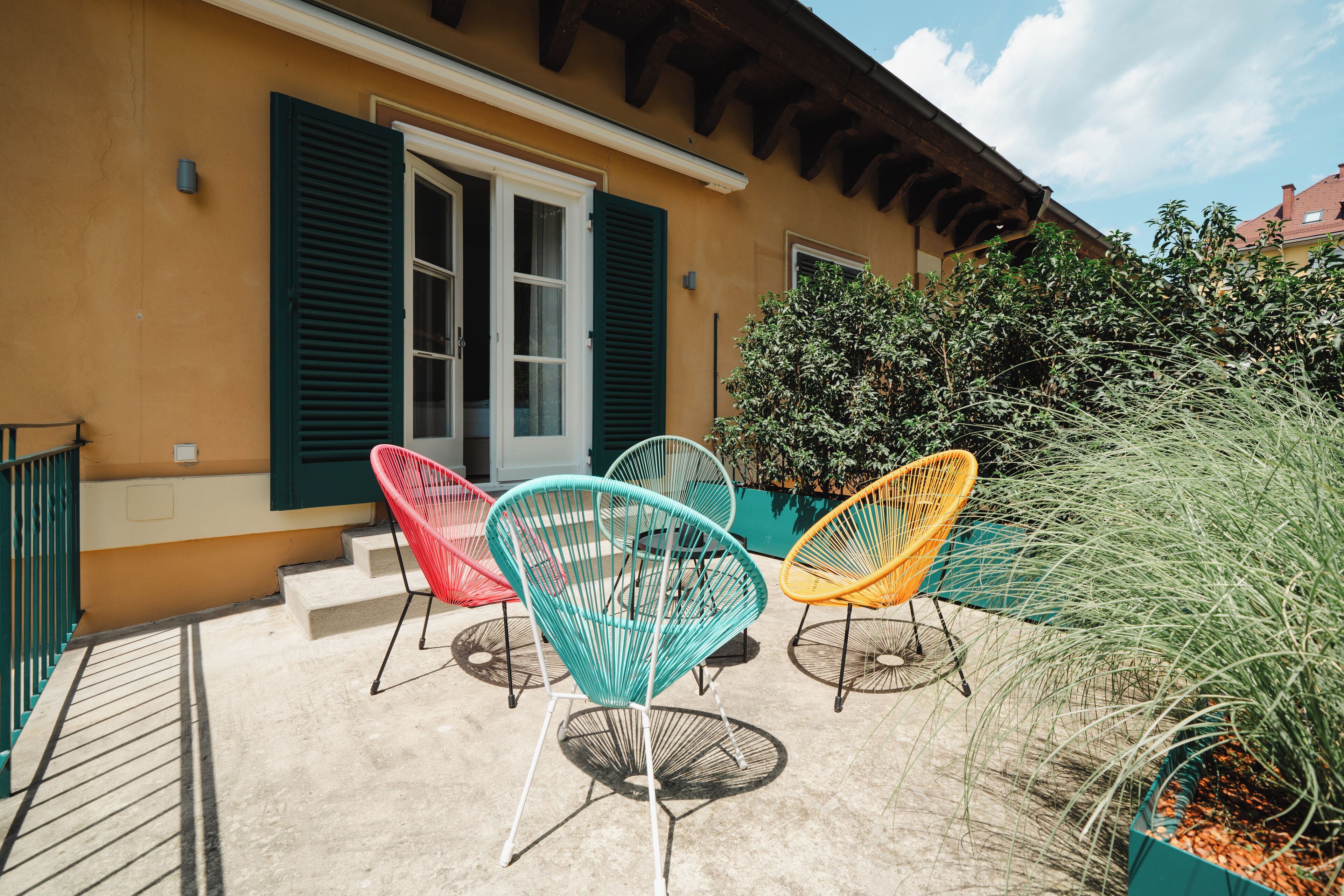 golden flat brand new with balcony and garden view incl. free parking | Khu phòng khách | Smart TV 43-inch có truyền hình vệ tinh, TV, Netflix 