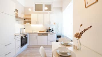 white flat royal and comfy incl. free parking | 私人廚房 | 大型冰箱、微波爐、爐台、洗碗機