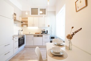 white flat royal and comfy incl. free parking | Cocina privada | Frigorífico grande, microondas, placa de cocina y lavavajillas