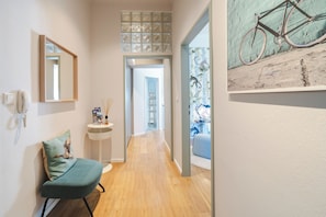 blue flat by GrazRentals incl. free parking | Área de estar | Smart TV 43 polegadas com canais via satélite, TV, Netflix