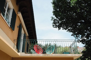 golden flat brand new with balcony and garden view incl. free parking | Vista do quarto