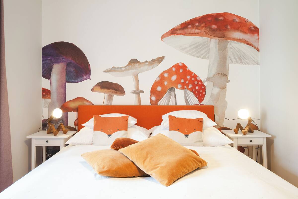 orange flat colourfull and fun incl. free parking | Peralatan tempat tidur premium, ruang kerja komputer riba 