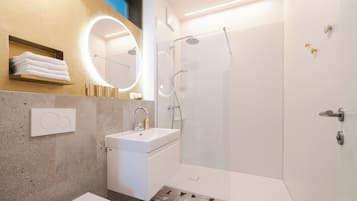 golden flat brand new with balcony and garden view incl. free parking | Salle de bain | Douche, douche à « effet pluie », sÚche-cheveux, serviettes fournies