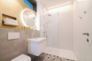 golden flat brand new with balcony and garden view incl. free parking | Bathroom | Shower, rainfall showerhead, hair dryer, towels