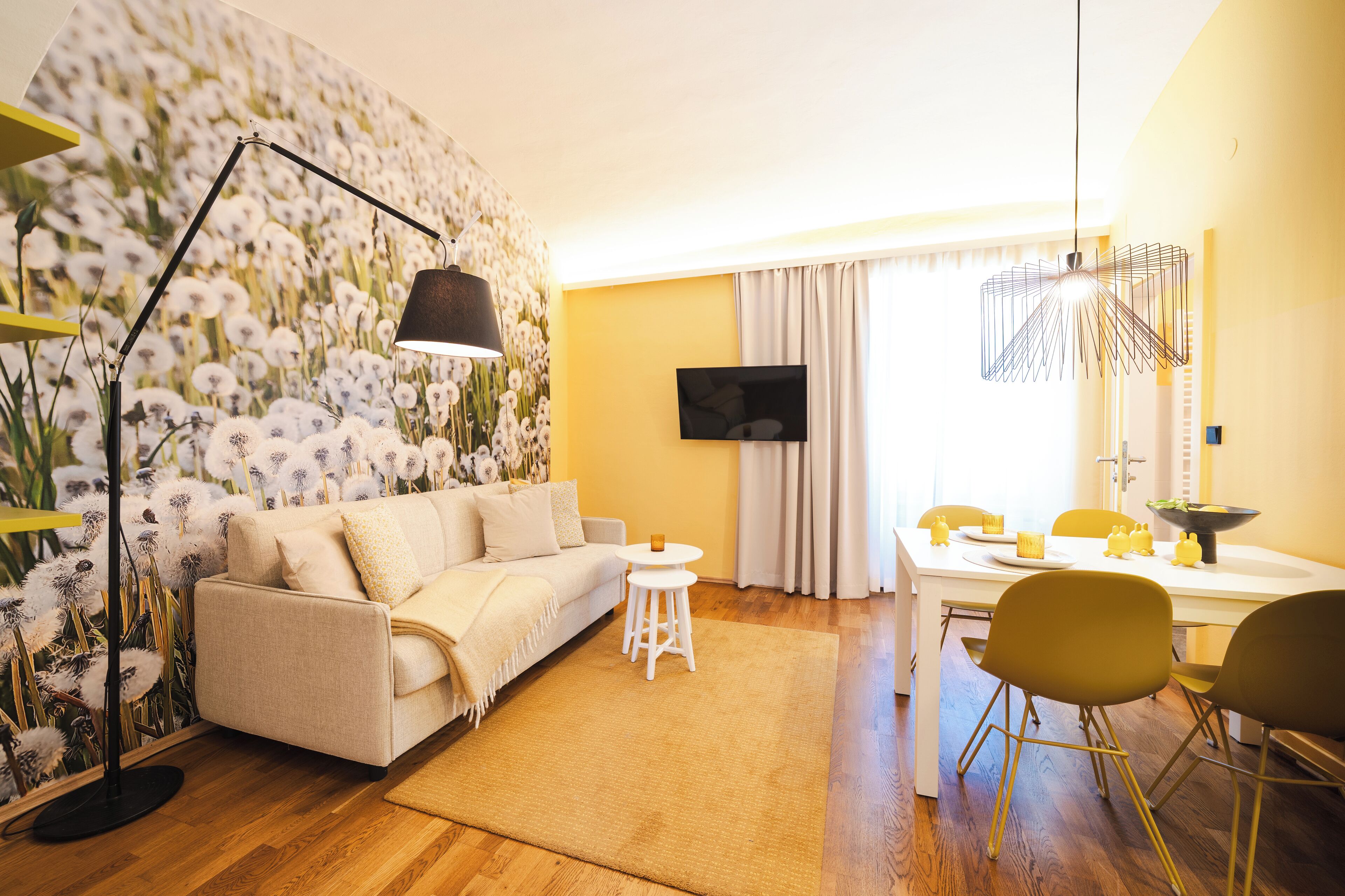 yellow flat direct by University incl. free parking | Living area | 43-inch Smart TV with satellite channels, TV, Netflix