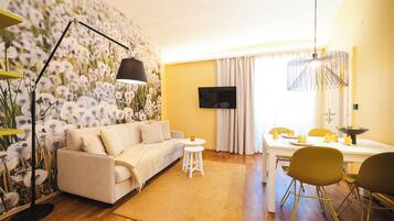 yellow flat direct by University incl. free parking | Living area | 43-inch Smart TV with satellite channels, TV, Netflix