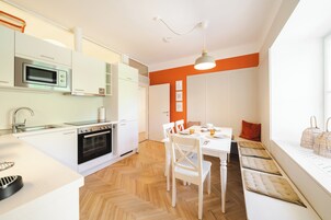 Una cocina moderna con horno empotrado, microondas y lavaplatos.