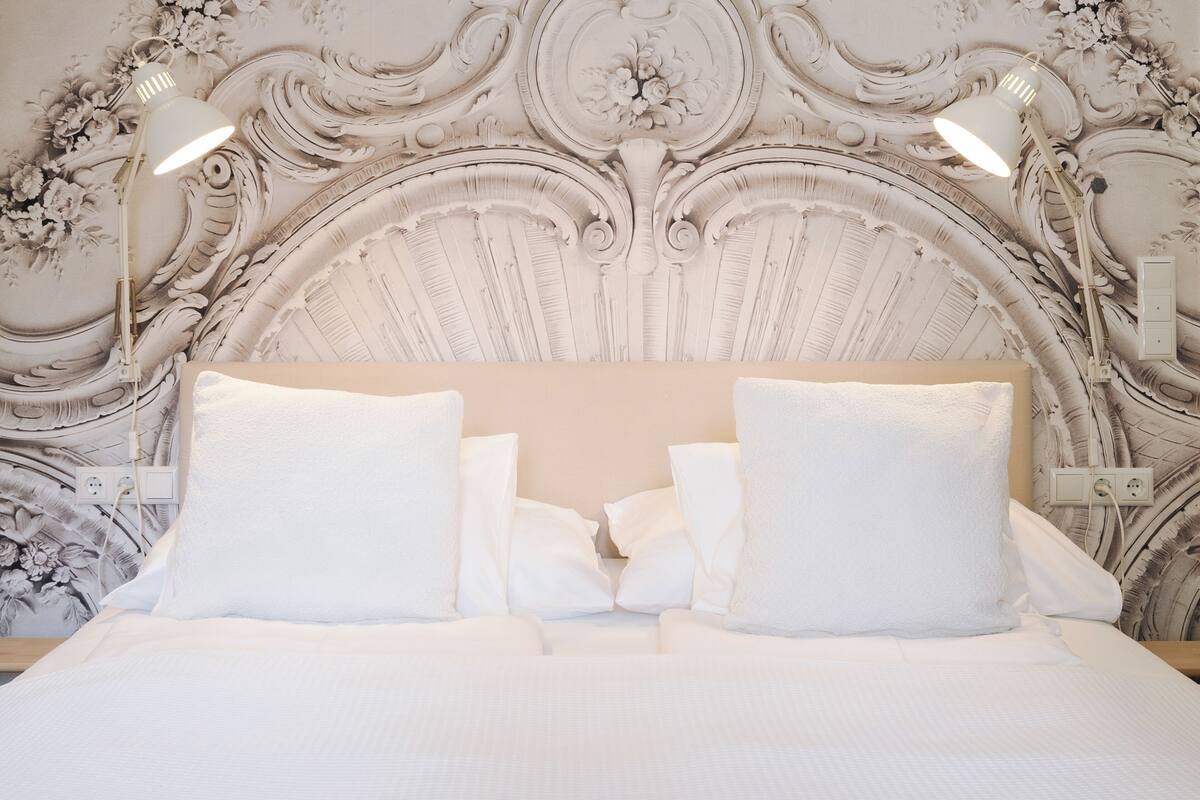 white flat royal and comfy incl. free parking | Peralatan tempat tidur premium, ruang kerja komputer riba 
