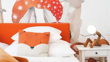 orange flat colourfull and fun incl. free parking | Seprai premium dan didekorasi berbeda-beda