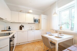 golden flat brand new with balcony and garden view incl. free parking | Cocina privada | Frigorífico grande, microondas, placa de cocina y lavavajillas