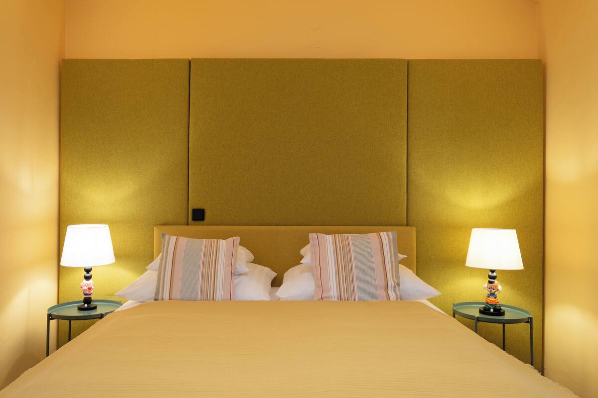yellow flat direct by University incl. free parking | Peralatan tempat tidur premium, ruang kerja komputer riba 