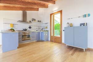 Refrigerador con freezer, horno, placa de cocina, lavavajillas