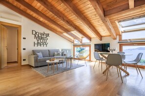 アパートメント 2 ベッドルーム | リビング エリア | 薄型テレビ