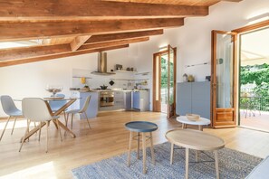 Apartment, 2 Schlafzimmer | Wohnbereich | Flachbildfernseher