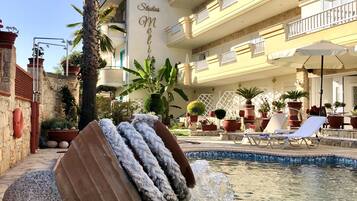 Een seizoensgebonden buitenzwembad