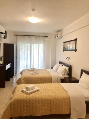 Estudi, terrassa | Escriptori, wifi gratuïta i roba de llit 