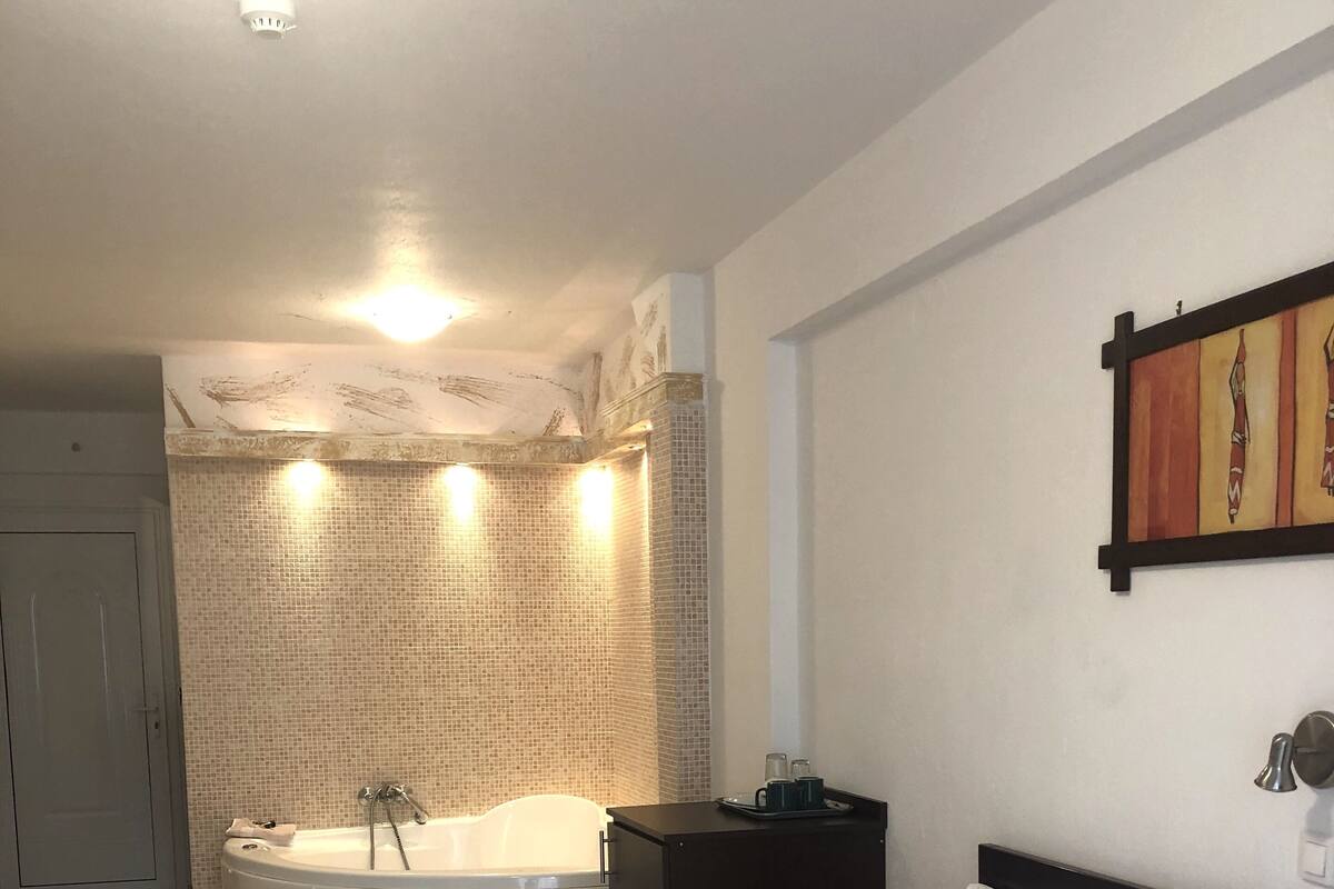 Studio, Jetted Tub | Desk, WiFi (free), bed sheets