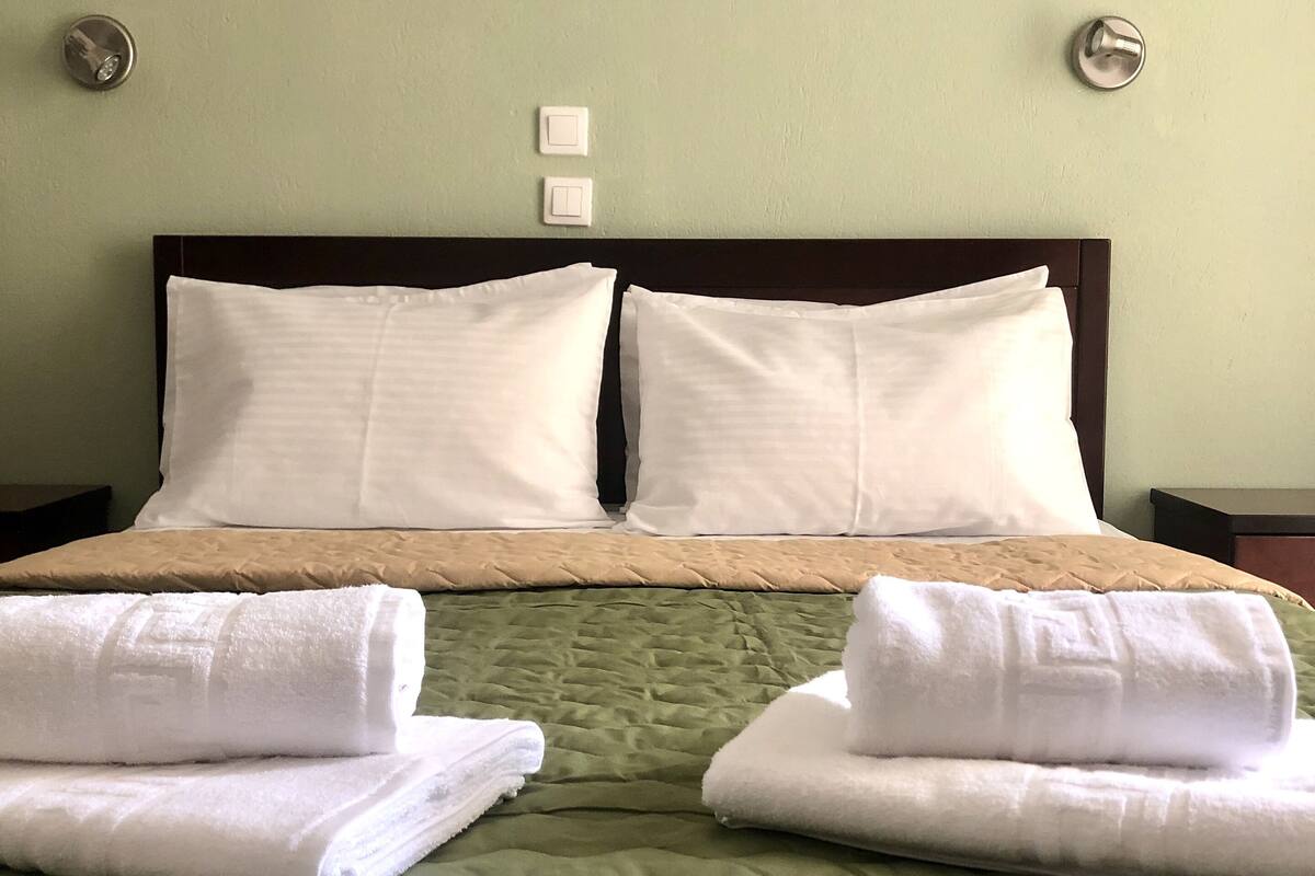 Apartment (2 adults) | Desk, WiFi (free), bed sheets