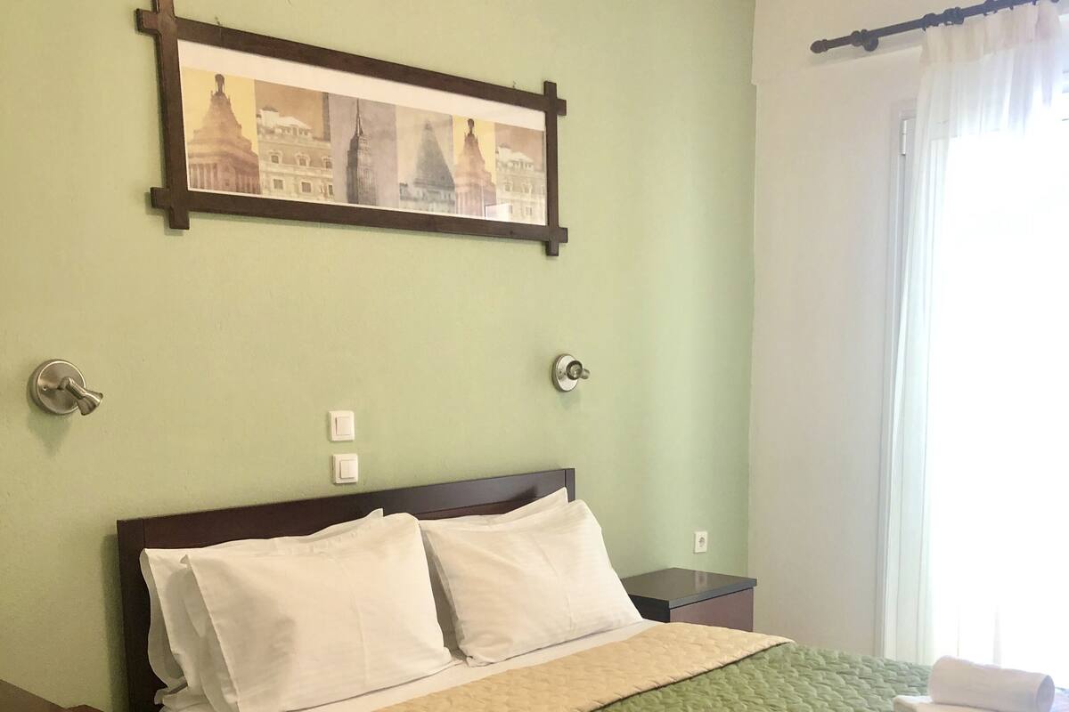 Apartment (3 adults) | Desk, WiFi (free), bed sheets