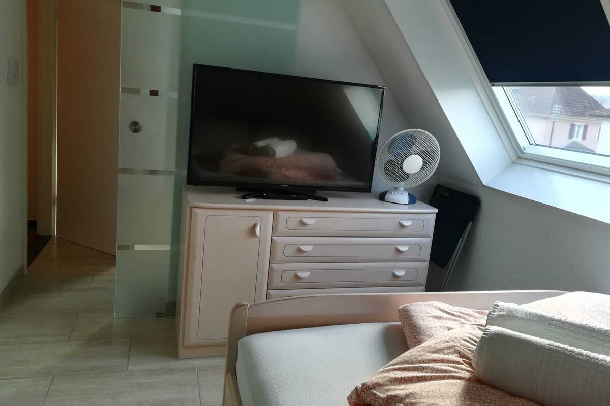 Escritorio, cortinas blackout y tabla de planchar con plancha 