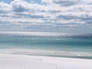 Une plage à l’eau claire et au rivage sablonneux.