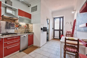 Huoneisto, 1 makuuhuone | Yksityinen keittiö | Täysikokoinen jääkaappi, uuni, liesi, astianpesukone