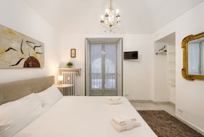 Travel cot, free WiFi, bed sheets