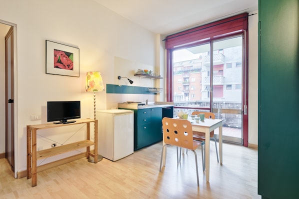Studio | Private kitchen | Full-sized fridge, oven, stovetop, electric kettle
