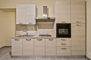 Appartement, 1 slaapkamer | Privékeuken | Een koelkast, een magnetron, een kookplaat