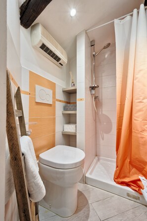 อพาร์ทเมนท์, 1 ห้องนอน | ห้องน้ำ | ฝักบัว, เรนชาวเวอร์, ไดร์เป่าผม, โถสุขภัณฑ์แบบบิเดท์