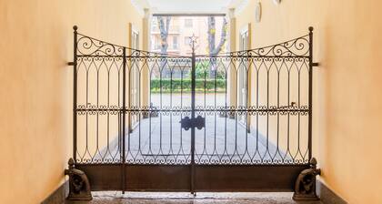 Dante Subway Apartment