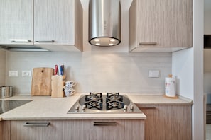 アパートメント 1 ベッドルーム | 専用キッチン | 大型冷蔵庫、電子レンジ、オーブン、コンロ