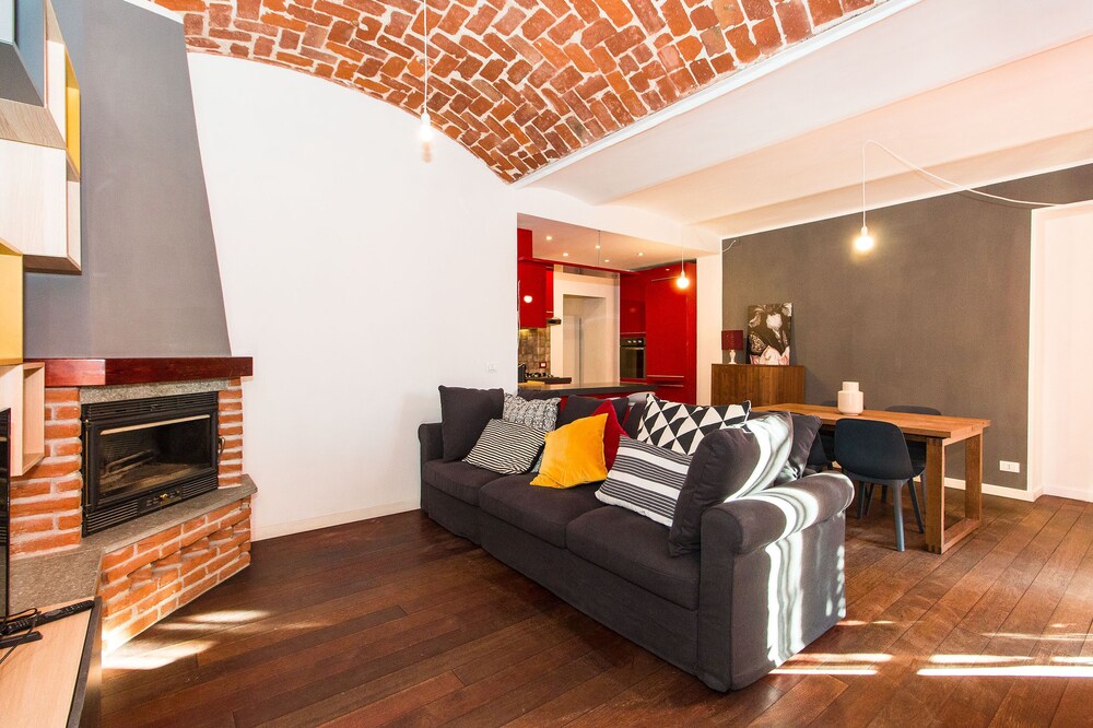 Colorful Statuto Square Design Apart