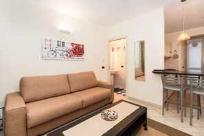 Monolocale | Area soggiorno | TV a schermo piatto