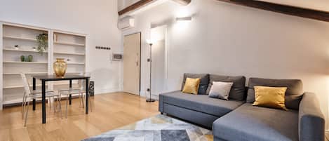 Leilighet, 2 soverom | Oppholdsområde | Flatskjerm-TV