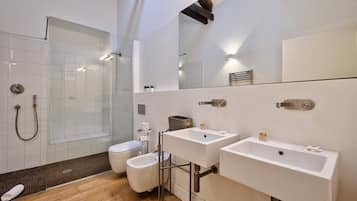 Appartamento, 2 camere da letto | Bagno | Doccia, soffione a pioggia, asciugacapelli, bidet