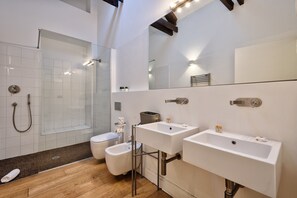 Apartment, 2 Bedrooms | Bathroom | Shower, rainfall showerhead, hair dryer, bidet - Stylish Apartment in the heart of Torino (Turin)