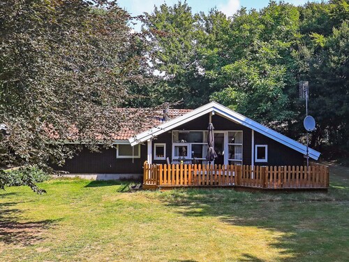 Graceful Holiday Home in Humble near Sea