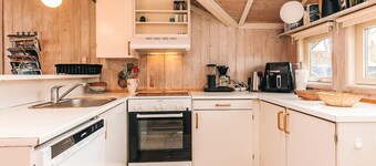 Graceful Holiday Home in Humble near Sea