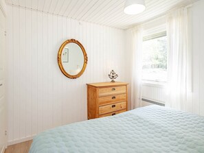 3 bedrooms, cribs/infant beds