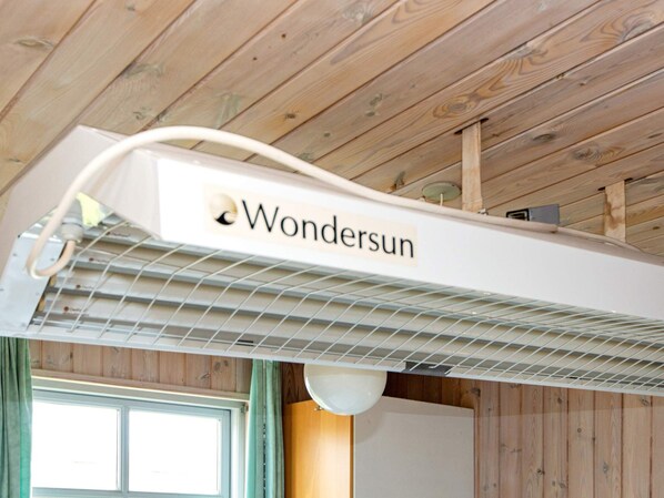 Un ventilador de techo con la marca 'Wondersun' y una estructura similar a una cuadrícula debajo.