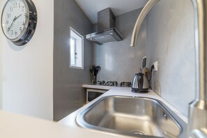 Apartamento, 1 habitación | Cocina básica privada | Frigorífico grande, microondas, placa de cocina y cafetera o tetera