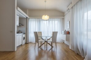 Apartment, 1 Schlafzimmer | Essbereich im Zimmer